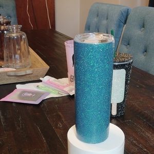 Glitter tumbler keeps drinks warm or cold for 8 hours